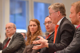 Astrid Kuhn (Geschäftsführerin SWuD), Dr. Sebastian Galka (Vorstand SWuD) und Dr. Hans-Peter Bartels (Wehrbeauftragter des Deutschen Bundestags)